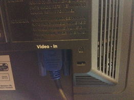 モニタケーブルがゆるんでいる場合があります。