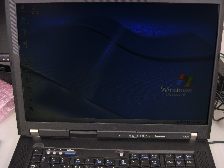 薄っすらとだけ画面が映っていて、非常に見にくい状態です。