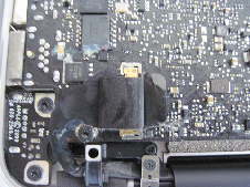 マザーボード上にショート痕・腐食が見られます。