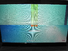 液晶パネルが破損し、画面上半分の表示が異常な状態です。